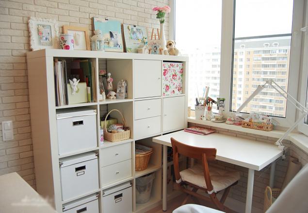 Стиль та релакс Сучасний дизайн крісла-гойдалки для стильного інтер'єру та зручного відпочинку.