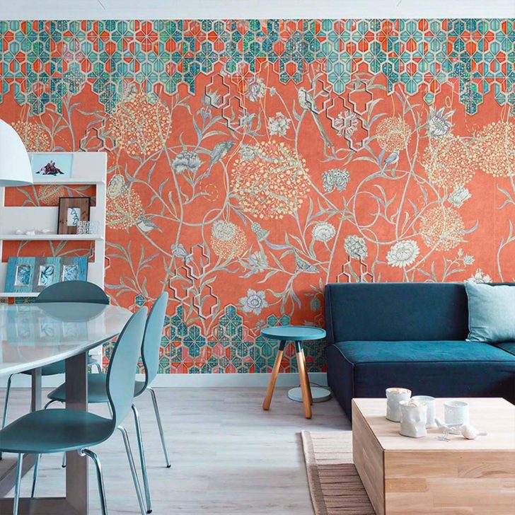 Гармонія 3D та меблів Поєднання абстрактних 3D шпалер з сірими меблями та мінімалістичним декором у вітальні.