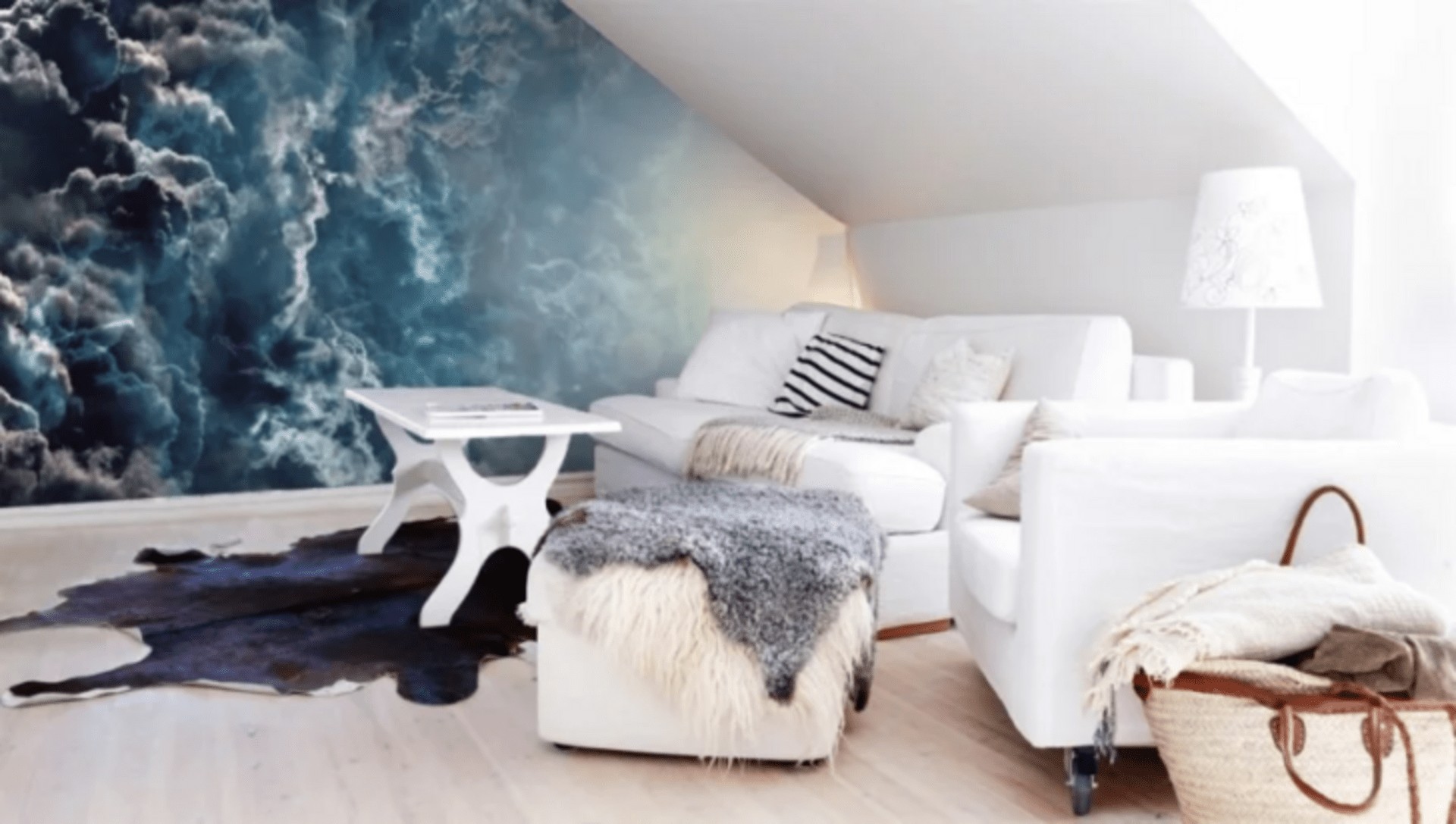 Дерево в скандинавському стилі Скандинавський інтер'єр вітальні з 3D шпалерами з імітацією дерев'яної стіни та текстилем.