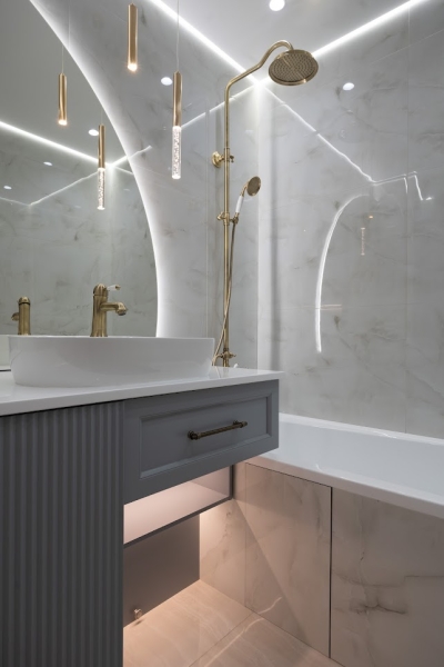 Симетрія у ванній Два симетричних підвісних світильники, що відбиваються в дзеркалі у ванній кімнаті.