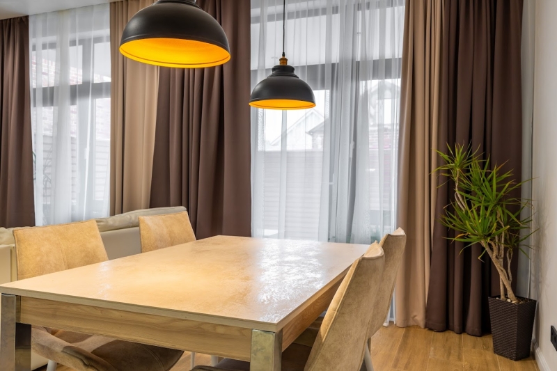 Мінімалізм у світлі Два великих підвісних світильники з білими плафонами в сучасному інтер'єрі 2026.