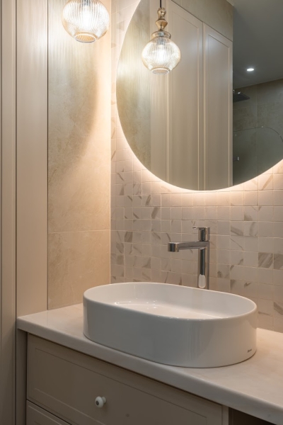 Акцентне світло Одинарний підвісний світильник у ванній як доповнення до підсвітки дзеркала: сучасний дизайн.