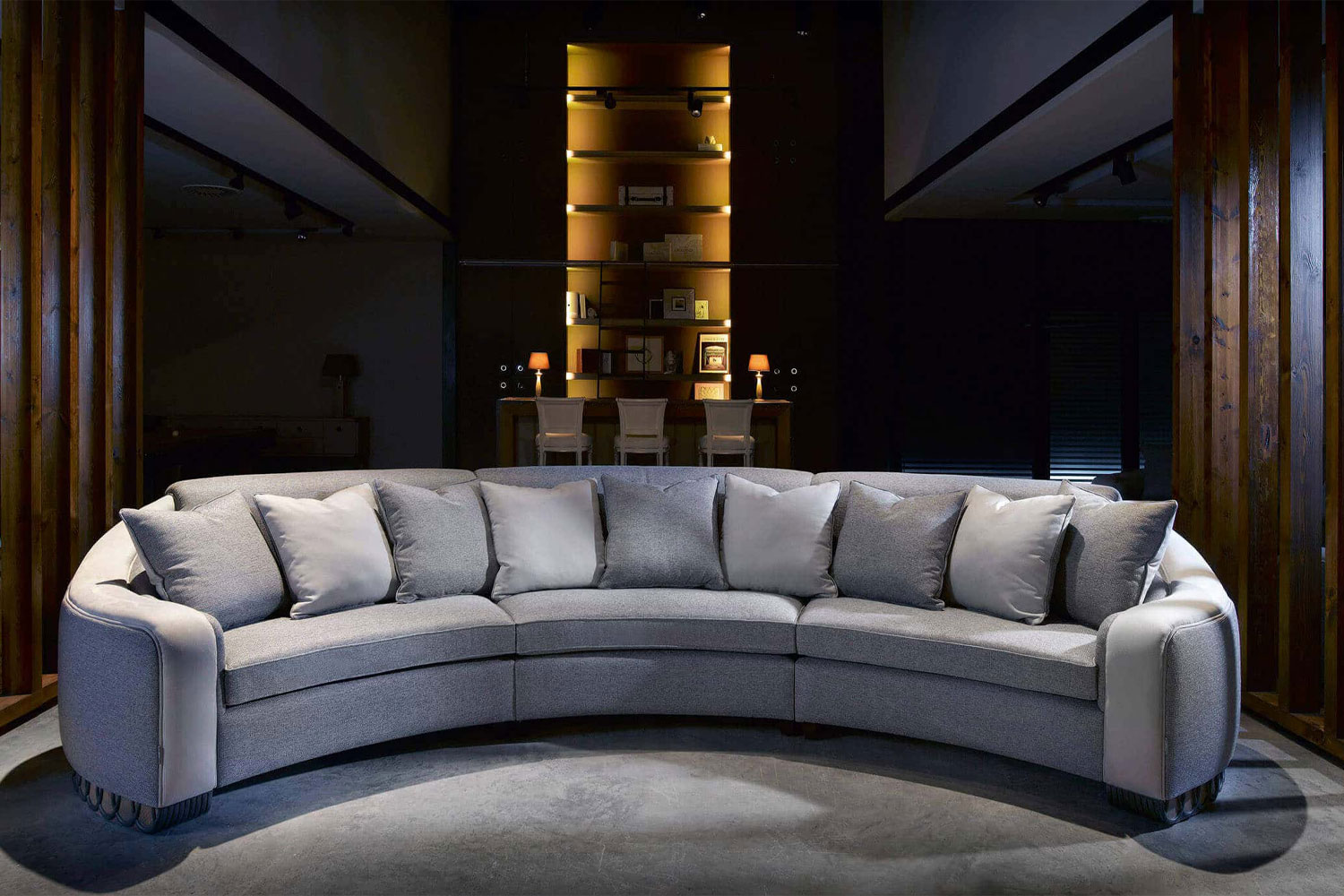 Мінімалістичний дизайн хай-тек додає функціональності та візуальної легкості простору. Металеві акценти підкреслюють сучасність. Меблі хай-тек: металевий стіл та стільці у сучасному інтер'єрі вітальні 2026