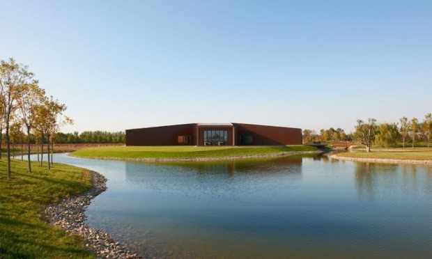 Інтер'єр винного ресторану Інтер'єр ресторану в комплексі Asterisk, спроектованому SAKO, з акцентом на винну тематику.