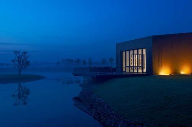 Сучасний винний завод Дизайн підземного винного заводу в Asterisk, що поєднує сучасність та традиції виноробства.