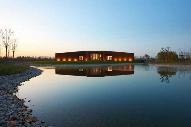 Екстер'єр виставкового залу Екстер'єр виставкового залу вин в комплексі Asterisk, спроектованому архітекторами SAKO.