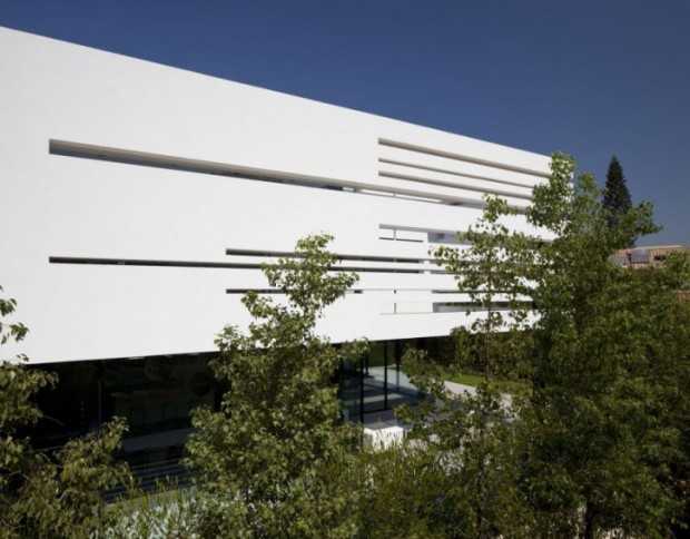 Дім з басейном Архітектура будинку в Тель-Авіві з басейном: ідеальне рішення для спекотного літа.