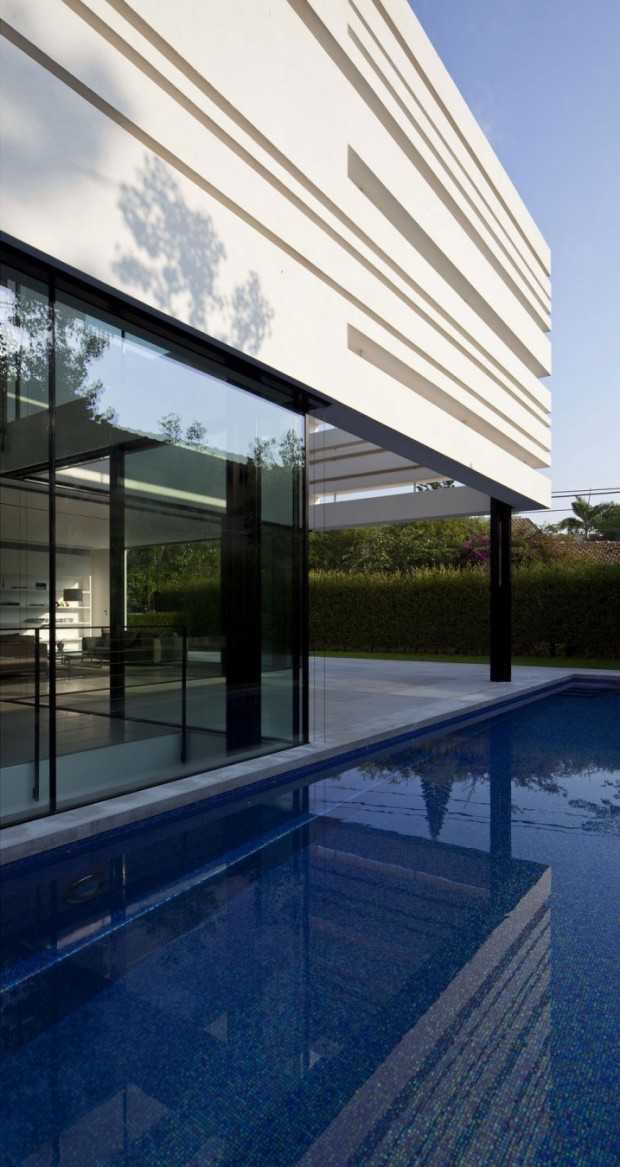 Функціональний мінімалізм Функціональний мінімалізм в архітектурі будинку у Тель-Авіві: простір та світло.