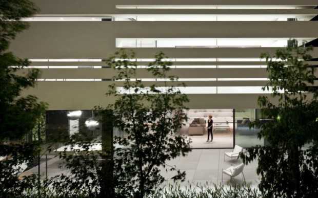 Комфорт у спеку Інтер'єр будинку в Тель-Авіві, адаптований до спекотного клімату: прохолода та комфорт.