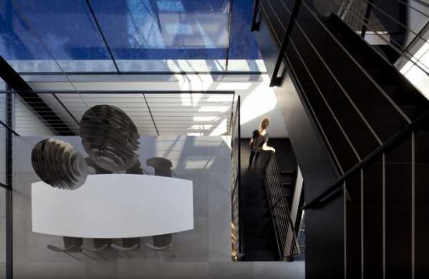 Світлий інтер'єр Сучасний будинок у Тель-Авіві з великими вікнами, ідеально підходить для спекотного клімату