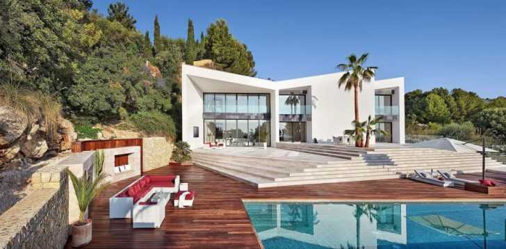 Відпочинок на віллі: басейн Зручна зона відпочинку перед віллою з басейном, сучасний ландшафтний дизайн.