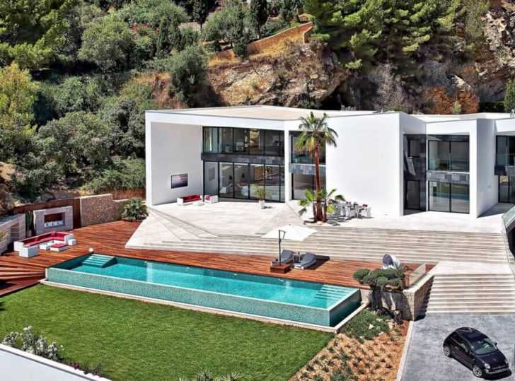 Вілла Орігамі: вигляд згори Вигляд зверху на віллу Орігамі з басейном, сучасний дизайн та ландшафт.