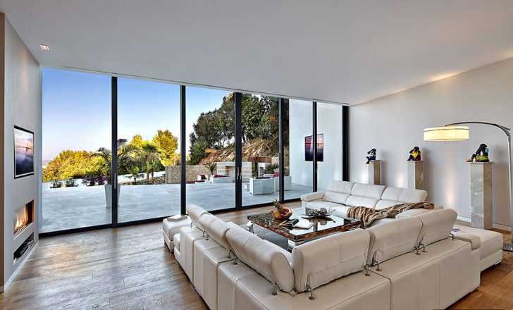 Гостина: розкішний інтер'єр Розкішна гостина вілли з каміном, панорамні вікна та сучасний інтер'єр.