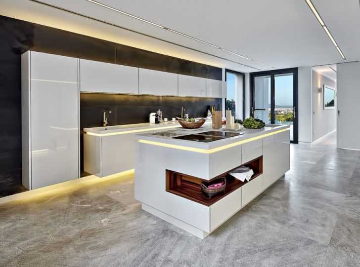 Кухня: сучасний мінімалізм Сучасна кухня у віллі з природними матеріалами, мінімалістичний дизайн.