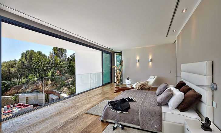 Спальня: елегантність та комфорт Елегантна спальня господарів у віллі з панорамними вікнами, розкішний інтер'єр.