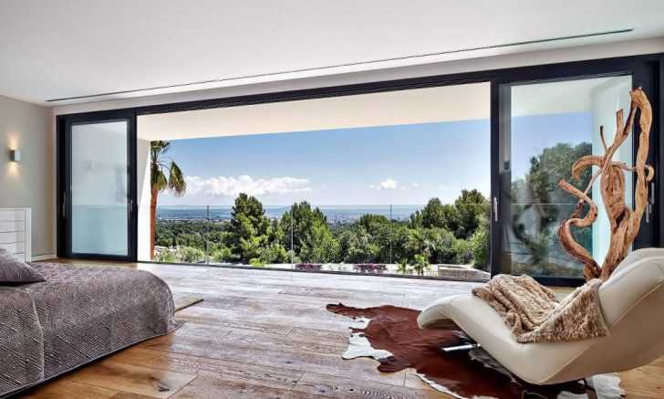 Спальня: стиль та натуральність Стильна спальна кімната господарів з сучасним дизайном та природними матеріалами.