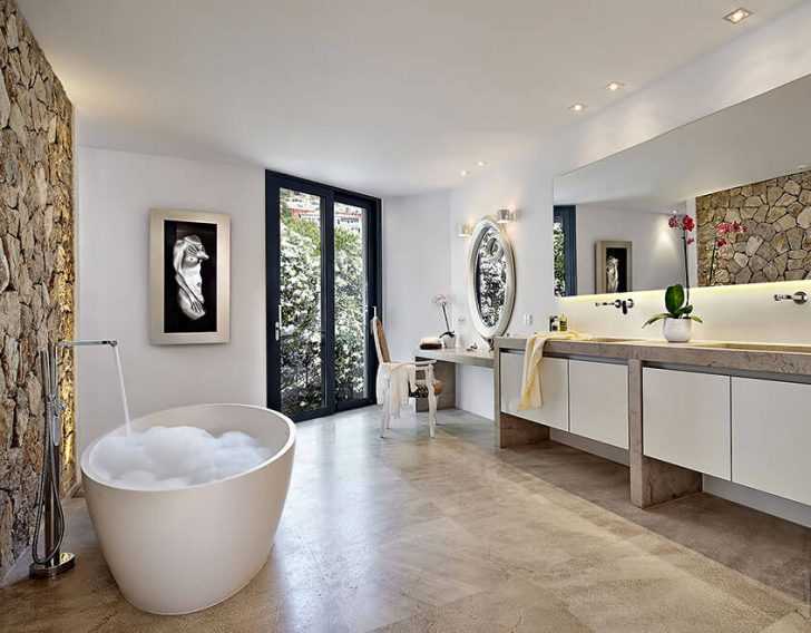 Мінімалізм у ванній Сучасна ванна кімната у віллі з використанням природних матеріалів та елегантним дизайном.