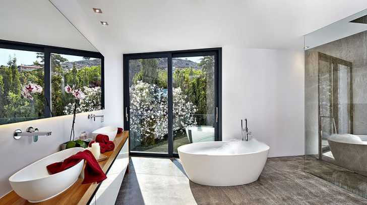 Ванна кімната господарів Ванна кімната господарів у розкішній віллі з панорамними вікнами та використанням природних матеріалів.