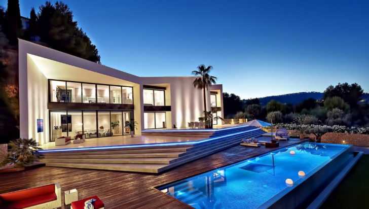 Вілла ввечері Вечірній вид на сучасну віллу з басейном та панорамними вікнами, розкішний інтер'єр.