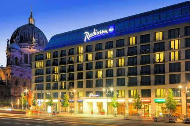 Radisson Blu Hotel Berlin: акваріум всередині готелю, вид ззовні на AquaDom