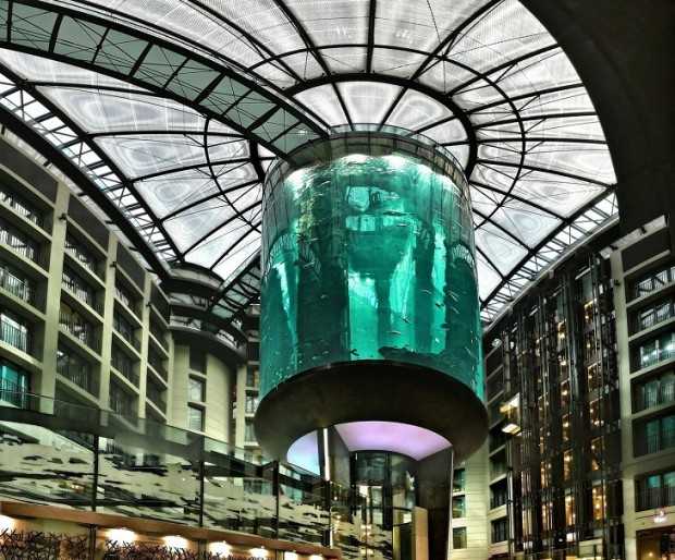 Radisson Blu Hotel Berlin: акваріумний ліфт, що проїжджає через AquaDom