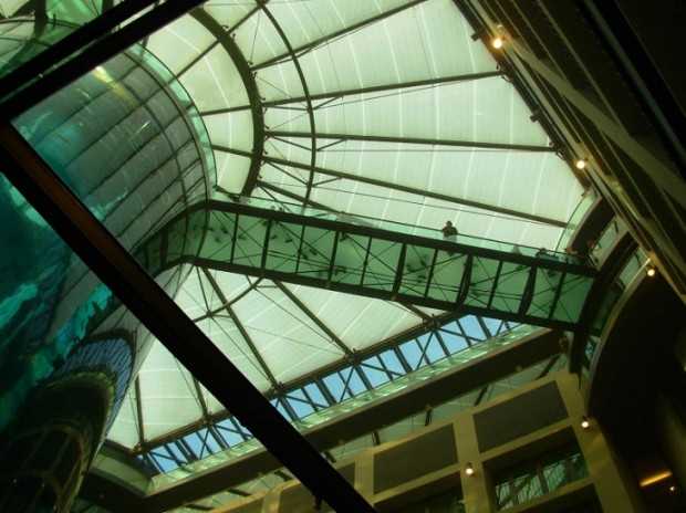 Radisson Blu Hotel Berlin: інтер'єр номеру з видом на акваріум AquaDom