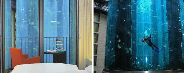 Radisson Blu Hotel Berlin: відвідувачі розглядають акваріум AquaDom у холі готелю