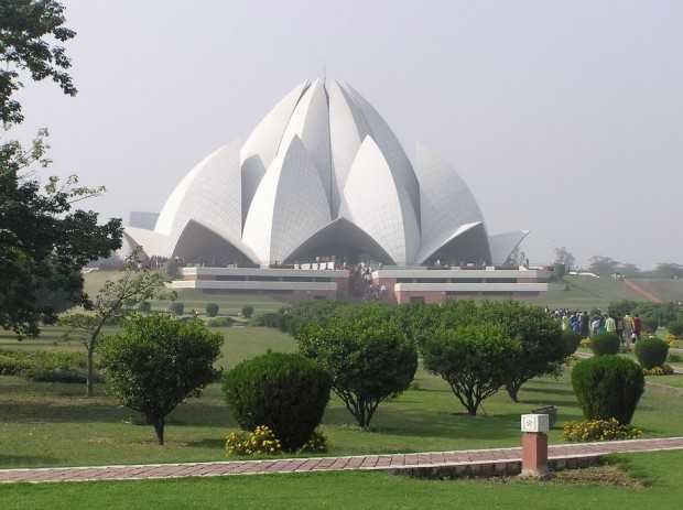 Архітектура майбутнього Сучасна житлова будівля з інноваційними елементами, що відображає архітектурні тенденції 2026 року.