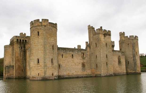 Простір і природа Вид зсередини приміщення на панорамне вікно, що розширює візуальний зв'язок з природою.