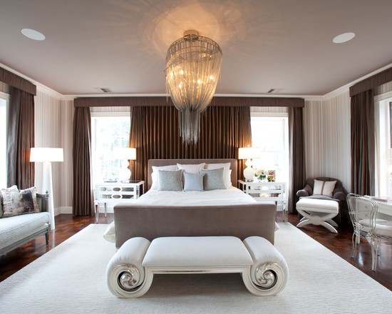 Сучасна спальня в стилі арт-деко з дзеркалом у формі сонця та оксамитовими шторами