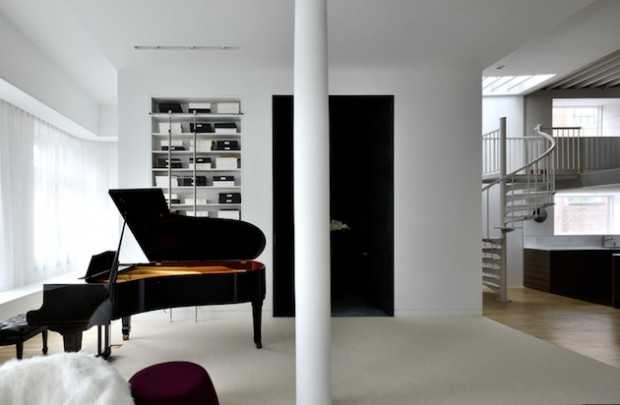 Функціональність та стиль Чорно-білий інтер'єр двоповерхової квартири з використанням мінімалістичних меблів.