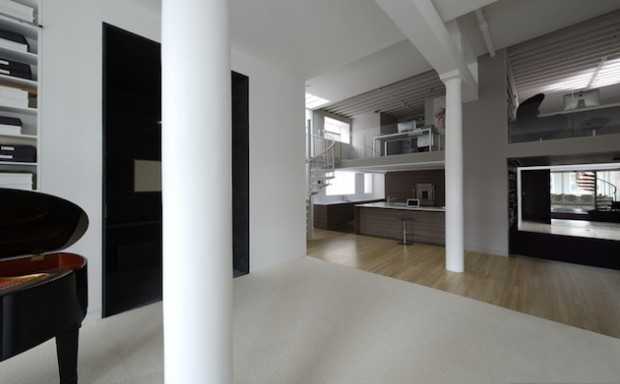 Чорно-біла гармонія Дизайн двоповерхової квартири в чорно-білих тонах з контрастними акцентами.