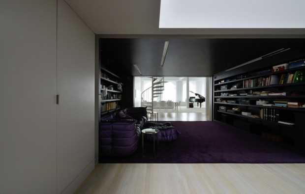 Світло та простір Чорно-біла двоповерхова квартира з великими вікнами, що забезпечують багато світла.