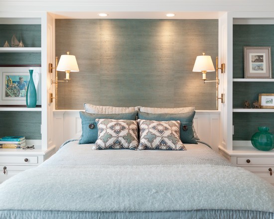 Бірюзові світильники біля ліжка Стильні приліжкові світильники в бірюзовій спальні, що додають освітлення та акценту