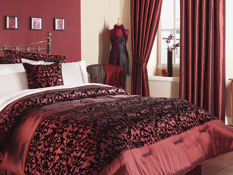 Штори в дизайні кімнати Інтер'єр вітальні з бордовими шторами: гармонійне поєднання кольорів та текстилю в кімнаті.