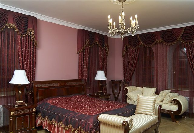 Бордові штори з золотом Розкішні бордові штори з золотим орнаментом: вишуканий декор вікна у класичному стилі.