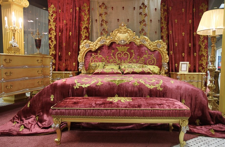 Штори: сучасний дизайн Сучасний інтер'єр з бордовими шторами: акцент на колір та текстуру в дизайні вікна.