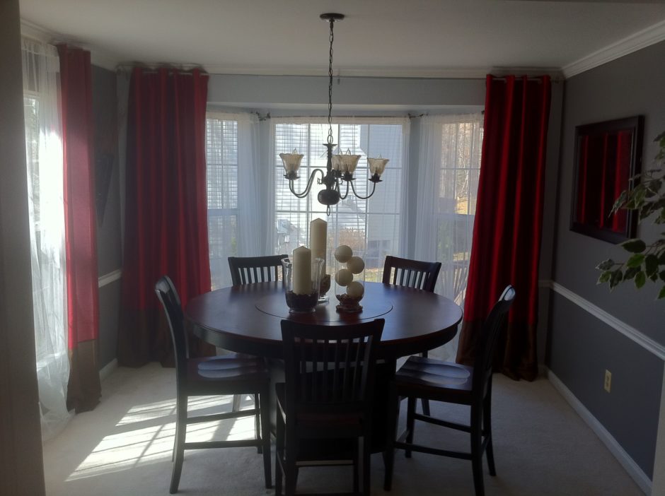 Контраст бордового і білого Бордові штори та білі стіни: контраст кольорів, сучасний інтер'єр кімнати.