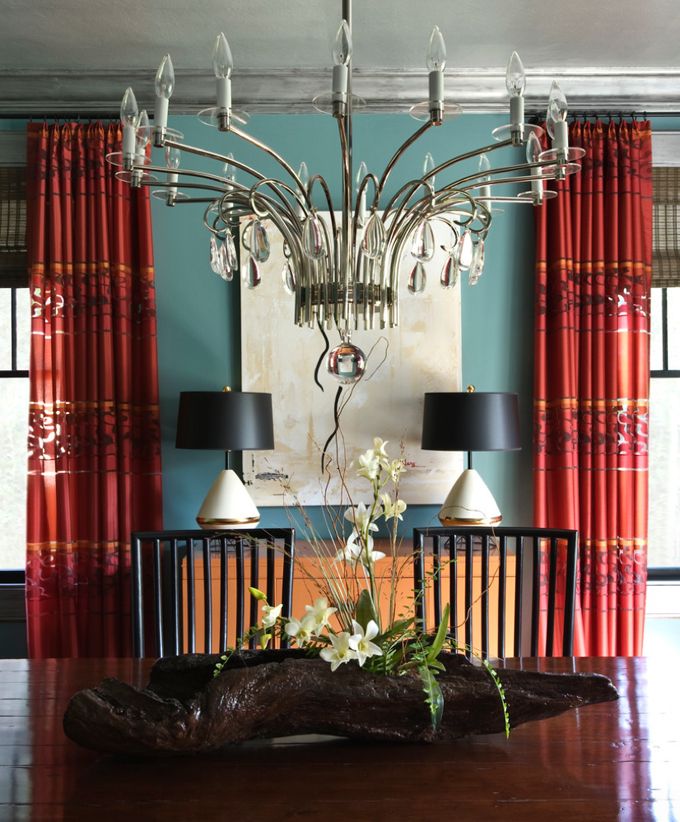 Бордовий в кабінеті Бордові штори в кабінеті, стильний дизайн, акцент на вікні, робоча атмосфера.