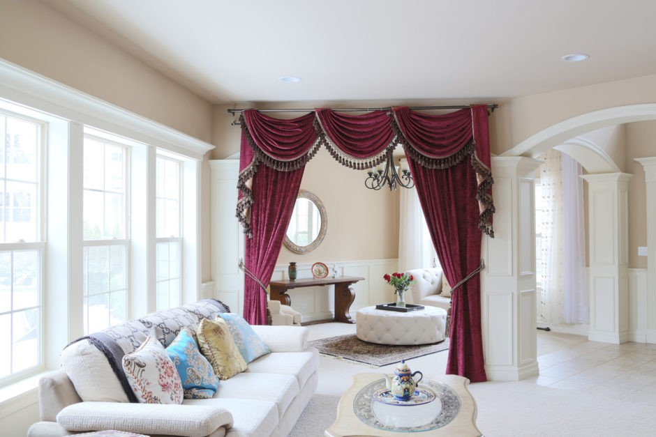 Класика бордового Бордові штори з ламбрекенами: класичний стиль та розкіш в інтер'єрі