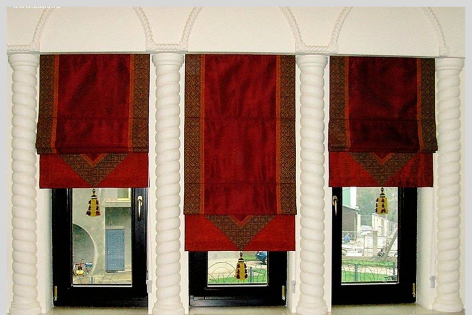 Оксамитовий затишок Текстурні бордові штори: оксамит для вітальні в поєднанні з сірими стінами