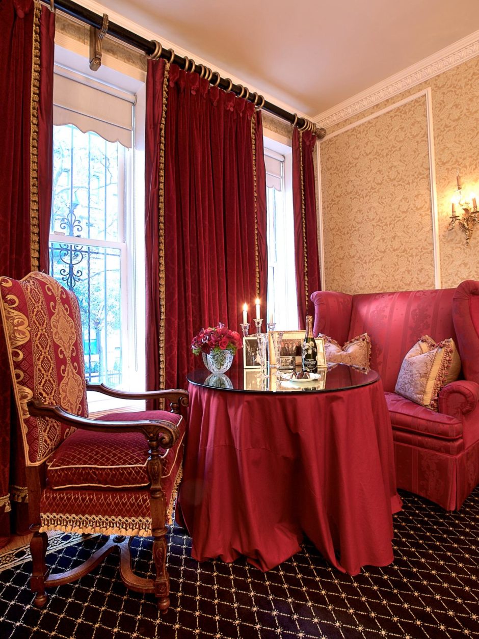 Бордовий шик в інтер'єрі Бордові штори в інтер'єрі вітальні: елегантне поєднання з бежевими стінами та паркетом.