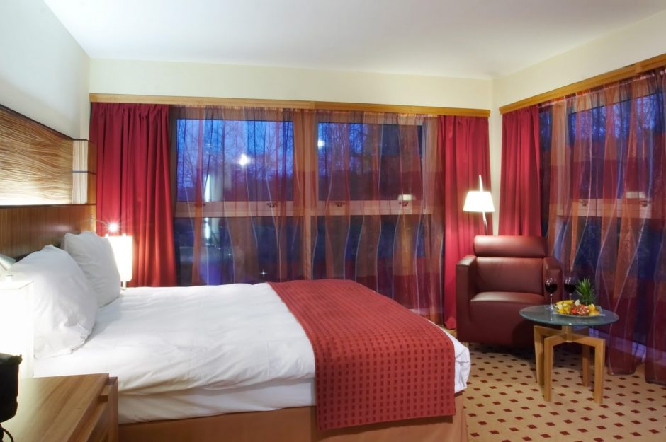 Бордові штори в інтер'єрі Елегантні бордові штори в інтер'єрі вітальні, створюють атмосферу розкоші та затишку.