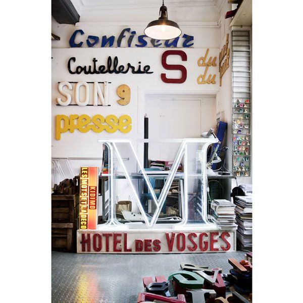 Дерев'яні літери в інтер'єрі Декор літерами: великі дерев'яні літери прикрашають стіну у вітальні 2026