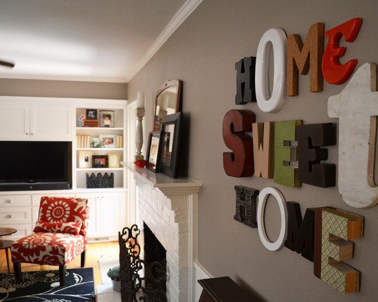 Надихаючі літери вдома Затишний напис на стіні у вітальні, що додає індивідуальності інтер'єру кімнати.