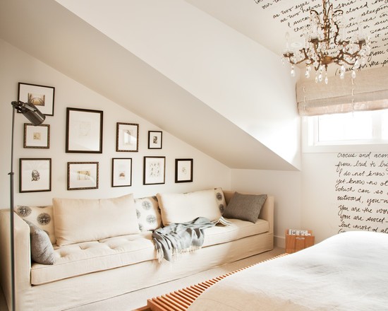 Літери на мансарді Оригінальне оформлення стіни та мансардної стелі надихаючими написами в інтер'єрі.