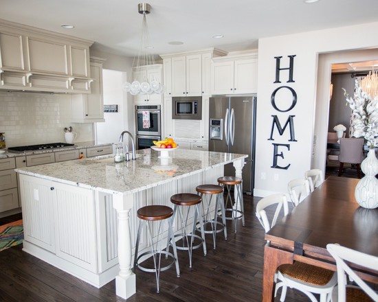 Літери у вітальні Чорні літери великого розміру як акцент у світлій вітальні з білими меблями та декором.