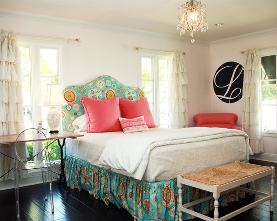 Каліграфічна літера в інтер'єрі Велика літера каліграфічним шрифтом як стильний акцент в сучасному інтер'єрі.