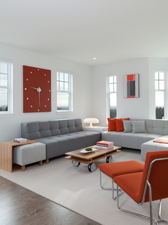 Кольорова гармонія Настінний годинник, колір якого гармонійно поєднується з диваном у вітальні 2026.