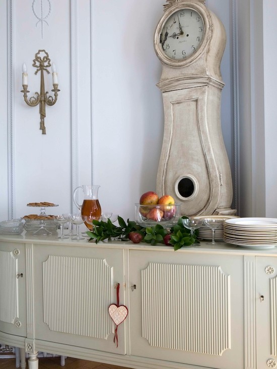 Підлоговий годинник: розкіш Великий старовинний підлоговий годинник як вишуканий елемент класичного інтер'єру 2026.